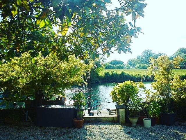 Quai Des Fleurs Bed and Breakfast Saint-Savinien Εξωτερικό φωτογραφία